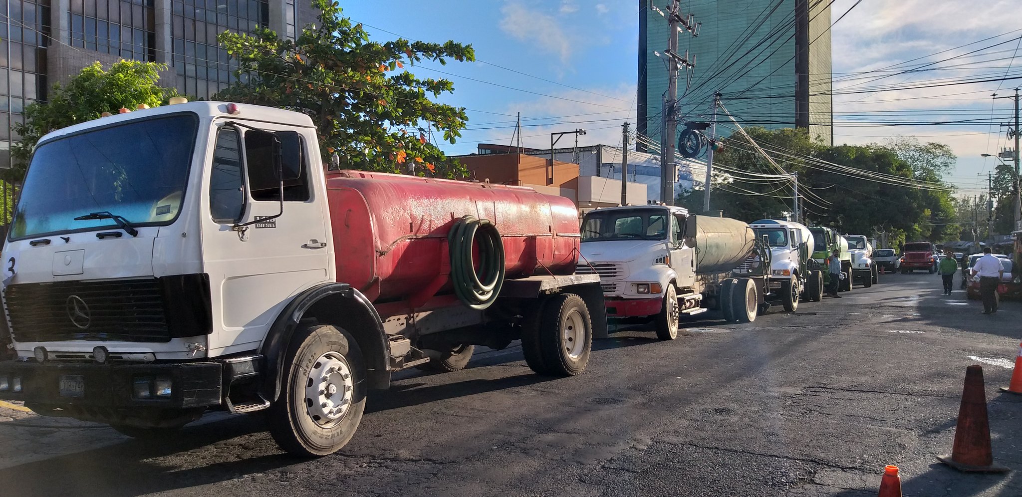 Gobierno sigue abasteciendo de agua a habitantes del gran San Salvador gobierno-sigue-abasteciendo-de-agua-a-habitantes-del-gran-san-salvador